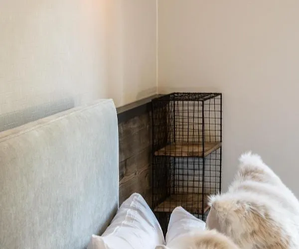 Apartman Kotibe - By Emerald